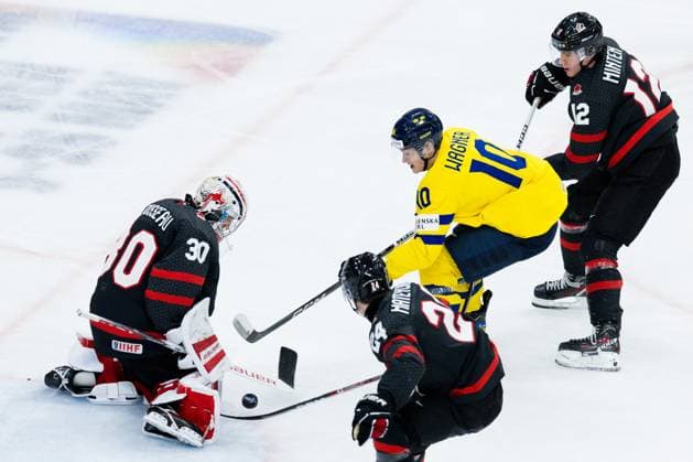 231229 Goaltender Mathis Rousseau of Canada and Fabian Wagner of Sweden during the 2024 IIHF World Junior Championship game between Canada and Sweden on December 29, 2023 in Gothenburg. Photo: Michael Erichsen BILDBYRAN COP 89 JZ0472 ishockey Ice hockey, Eishockey jvm junior-vm u20 2024 iihf world junior championship world juniors canada kanada sverige sweden bbeng bbauto Copyright: MICHAELxERICHSEN BB231229MI039