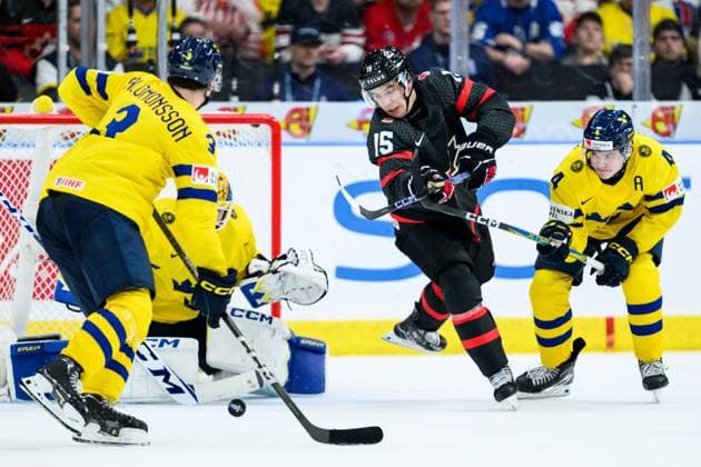 231229 Matthew Poitras of Canada and Axel Sandin-Pellikka of Sweden during the 2024 IIHF World Junior Championship game between Canada and Sweden on December 29, 2023 in Gothenburg. Photo: Jesper Zerman BILDBYRAN kod JZ JZ0472 ishockey Ice hockey, Eishockey jvm junior-vm u20 2024 iihf world junior championship world juniors canada kanada sverige sweden bbeng bbauto Copyright: JESPERxZERMAN BB231229JZ194