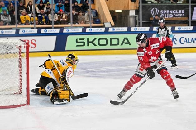 29.12.2023, Davos, Eisstadion Davos, Spengler Cup: Team Canada - KalPa Kuopio, 88 Chris DiDomenico (Team Canada) against 32 goalkeeper Juha Katkola (Kalpa) Davos Eisstadion Davos Graubünden Switzerland Copyright: xJustPictures.ch AndreaxBrancax jp-en-AnBr-AB_29122023_AAB_0651
