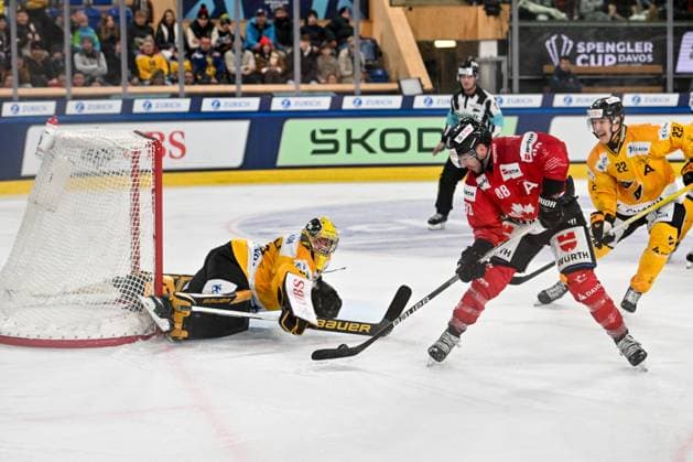 29.12.2023, Davos, Eisstadion Davos, Spengler Cup: Team Canada - KalPa Kuopio, 88 Chris DiDomenico (Team Canada) against 32 goalkeeper Juha Katkola (Kalpa) Davos Eisstadion Davos Graubünden Switzerland Copyright: xJustPictures.ch AndreaxBrancax jp-en-AnBr-AB_29122023_AAB_0656