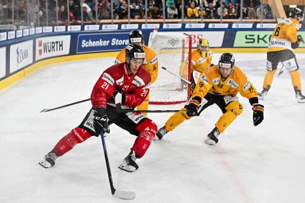 29.12.2023, Davos, Eisstadion Davos, Spengler Cup: Team Canada - KalPa Kuopio, 21 Jonathan Ang (Team Canada) Davos Eisstadion Davos Graubünden Switzerland Copyright: xJustPictures.ch AndreaxBrancax jp-en-AnBr-AB_29122023_AAB_0744
