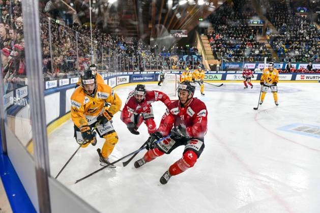 29.12.2023, Davos, Eisstadion Davos, Spengler Cup: Team Canada - KalPa Kuopio, 14 Jaakko Lantta (Kalpa) against 86 Josh Jooris (Team Canada) and 21 Jonathan Ang (Team Canada) Davos Eisstadion Davos Graubünden Switzerland Copyright: xJustPictures.ch AndreaxBrancax jp-en-AnBr-AB_29122023_DSC_7242