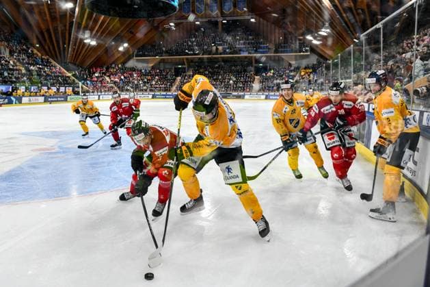 Sport Bilder des Tages 29.12.2023, Davos, Eisstadion Davos, Spengler Cup: Team Canada - KalPa Kuopio, 13 Massimo Rizzo (Team Canada) against 3 Anton Kalrsson (Kalpa) Davos Eisstadion Davos Graubünden Switzerland Copyright: xJustPictures.ch AndreaxBrancax jp-en-AnBr-AB_29122023_DSC_7268