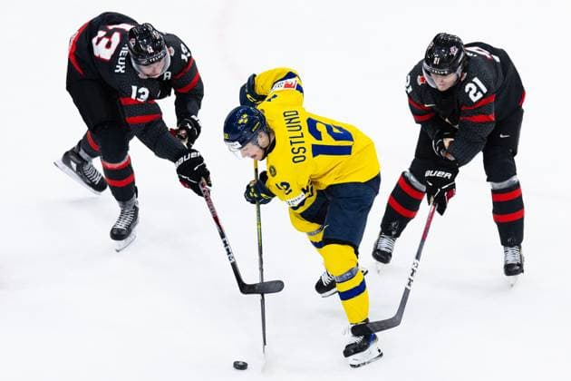 231229 Maveric Lamoureux and Owen Allard of Canada and Noah Östlund of Sweden during the 2024 IIHF World Junior Championship game between Canada and Sweden on December 29, 2023 in Gothenburg. Photo: Michael Erichsen BILDBYRAN COP 89 JZ0472 2024 iihf world junior championship bbeng canada Ice hockey, Eishockey ishockey junior-vm jvm kanada sverige sweden u20 world juniors Copyright: MICHAELxERICHSEN BB231229MI060