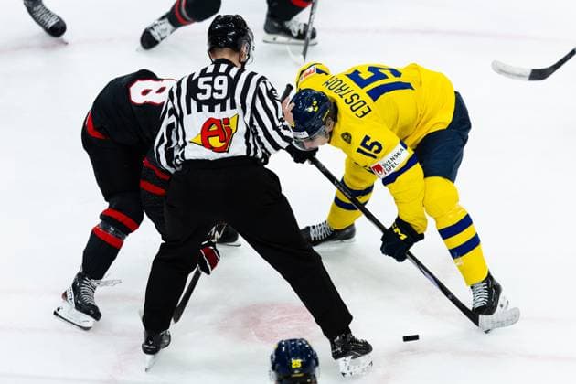 231229 Owen Beck of Canada and David Edstrom of Sweden during the 2024 IIHF World Junior Championship game between Canada and Sweden on December 29, 2023 in Gothenburg. Photo: Michael Erichsen BILDBYRAN COP 89 JZ0472 2024 iihf world junior championship bbeng canada Ice hockey, Eishockey ishockey junior-vm jvm kanada sverige sweden u20 world juniors Copyright: MICHAELxERICHSEN BB231229MI077