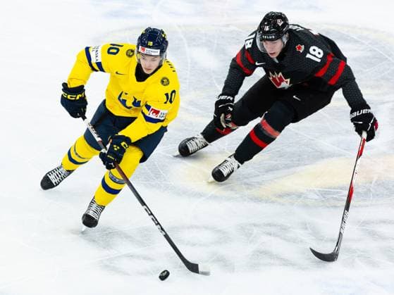 231229 Fabian Wagner of Sweden and Matthew Wood of Canada during the 2024 IIHF World Junior Championship game between Canada and Sweden on December 29, 2023 in Gothenburg. Photo: Michael Erichsen BILDBYRAN COP 89 JZ0472 2024 iihf world junior championship bbeng canada Ice hockey, Eishockey ishockey junior-vm jvm kanada sverige sweden u20 world juniors Copyright: MICHAELxERICHSEN BB231229MI079
