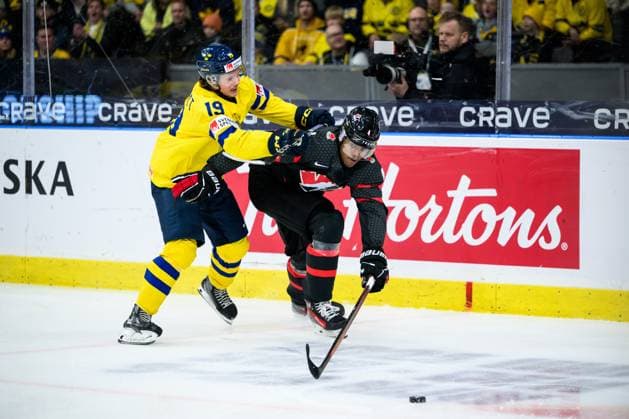 231229 Rasmus Rudslätt of Sweden and Noah Warren of Canada during the 2024 IIHF World Junior Championship game between Canada and Sweden on December 29, 2023 in Gothenburg. Photo: Jesper Zerman BILDBYRAN kod JZ JZ0472 ishockey Ice hockey, Eishockey jvm junior-vm u20 2024 iihf world junior championship world juniors canada kanada sverige sweden bbeng Copyright: JESPERxZERMAN BB231229JZ240