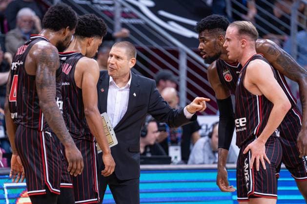 Bonn, Deutschland 29. Dezember 2023: 1.BBL - 2023 2024 - Telekom Baskets Bonn vs. Bamberg Baskets Im Bild: v.li. Adrian Nelson (Bamberg), Zach Copeland (Bamberg), Trainer Oren Amiel (Bamberg), Ejiofor Onu (Bamberg) und Lukas Herzog (Bamberg), Telekom Dome Nordrhein Westfalen Copyright: xFotostandx xNiewelerx