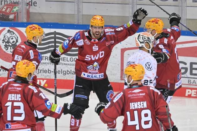 Sport Themen der Woche KW52 Sport Bilder des Tages Torjubel nach seinem 3:4, Miha Verlic (Fischtown Pinguins 91), Fischtown Pinguins - Grizzlys Wolfsburg , Eishockey, Deutsche Eishockey Liga, DEL, 30.12.2023 Bremerhaven Bremen Deutschland *** Goal celebration after his 3 4, Miha Verlic Fischtown Pinguins 91 , Fischtown Pinguins Grizzlys Wolfsburg , Ice Hockey, Deutsche Eishockey Liga, DEL, 30 12 2023 Bremerhaven Bremen Germany Copyright: xkolbert-press BurghardxSchreyerx