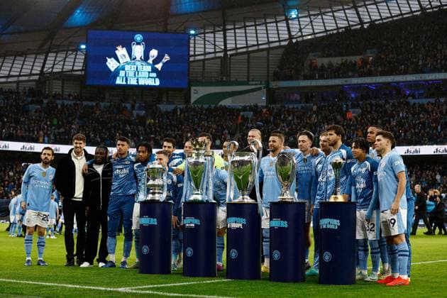 Sport Themen der Woche KW52 Sport Bilder des Tages Manchester City line up with the trophies before the start of the match Manchester City v Sheffield United, Premier League, Football, Etihad Stadium, Manchester, UK - 30 Dec 2023 EDITORIAL USE ONLY No use with unauthorised audio, video, data, fixture lists, club league logos or live services. Online in-match use limited to 120 images, no video emulation. No use in betting, games or single club league player publications.  Copyright: xPaulxCurrie Shutterstockx 14277883at