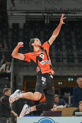 Berlin, Deutschland 30. Dezember 2023: 1. VBL - 2023 2024 - Berlin Recycling Volleys vs. SWD powervolleys Düren Im Bild: Timothee Carle (BR Volleys) beim warmup Copyright: xFotostandx xReuhlx