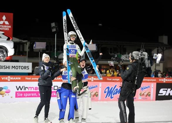 Bilder des Jahres 2023, Sport 12 Dezember Sport Themen der Woche KW52 Sport Bilder des Tages Garmisch-Partenkirchen, Deutschland 30. Dezember 2023: Two Nights Tour, FIS Skisprung Weltcup Damen, Skispringen, Garmisch-Partenkirchen, Olympiaschanze Die Siegering PREVC Nika (SLO) wird von ihren Mannschaftskolleginen auf den Schultern durch den Auslauf getragen *** Garmisch Partenkirchen, Germany 30 December 2023 Two Nights Tour, FIS Ski Jumping World Cup Women, Ski Jumping, Garmisch Partenkirchen, Olympic Hill The winning PREVC Nika SLO is carried through the outrun on the shoulders of her teammates