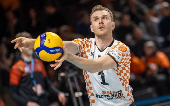 30.12.2023, Berlin, Volleyball: 1.Bundesliga, Maenner, 11. Spieltag, BR Volleys - Powervolleys Dueren, Max-Schmeling-Halle. Berlins Libero Adam Kowalski spielt den Ball. BR Volleys - Powervolleys Dueren