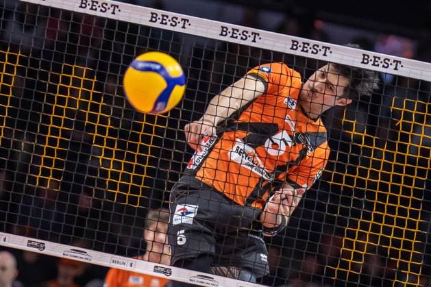 30.12.2023, Berlin, Volleyball: 1.Bundesliga, Maenner, 11. Spieltag, BR Volleys - Powervolleys Dueren, Max-Schmeling-Halle. Berlins Nehemiah Mote spielt den Ball ueber das Netz. BR Volleys - Powervolleys Dueren
