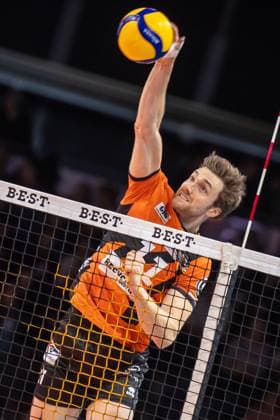 30.12.2023, Berlin, Volleyball: 1.Bundesliga, Maenner, 11. Spieltag, BR Volleys - Powervolleys Dueren, Max-Schmeling-Halle. Berlins Cody Kessel spielt den Ball ueber das Netz. BR Volleys - Powervolleys Dueren