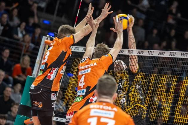 Sport Themen der Woche KW52 Sport Bilder des Tages 30.12.2023, Berlin, Volleyball: 1.Bundesliga, Maenner, 11. Spieltag, BR Volleys - Powervolleys Dueren, Max-Schmeling-Halle. Sebastian Gevert (r-l) von Powervolleys Dueren spielt den Ball gegen Berlins Block aus Timo Tammemaa und Ruben Schott. BR Volleys - Powervolleys Dueren *** 30 12 2023, Berlin, Volleyball 1 Bundesliga, Men, Matchday 11, BR Volleys Powervolleys Dueren, Max Schmeling Halle Sebastian Gevert r l of Powervolleys Dueren plays the ball against Berlins block of Timo Tammemaa and Ruben Schott BR Volleys Powervolleys Dueren