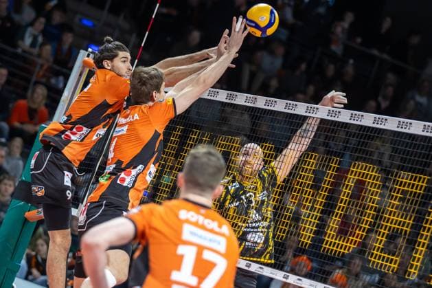 30.12.2023, Berlin, Volleyball: 1.Bundesliga, Maenner, 11. Spieltag, BR Volleys - Powervolleys Dueren, Max-Schmeling-Halle. Sebastian Gevert (r-l) von Powervolleys Dueren spielt den Ball gegen Berlins Block aus Timo Tammemaa und Timothee Carle. BR Volleys - Powervolleys Dueren