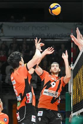 Berlin, Deutschland 30. Dezember 2023: 1. VBL - 2023 2024 - Berlin Recycling Volleys vs. SWD powervolleys Düren Im Bild: Timothee Carle (BR Volleys) re. stellt den Ball für Nehemiah Mote (BR Volleys) li. Copyright: xFotostandx xReuhlx
