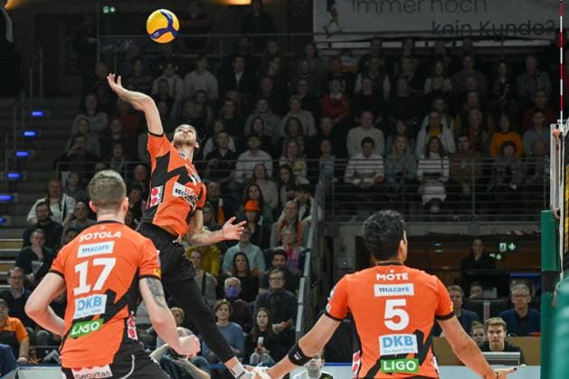 Berlin, Deutschland 30. Dezember 2023: 1. VBL - 2023 2024 - Berlin Recycling Volleys vs. SWD powervolleys Düren Im Bild: v.l. Marek Sotola (BR Volleys), Timothee Carle (BR Volleys) schlägt, Nehemiah Mote (BR Volleys) Copyright: xFotostandx xReuhlx