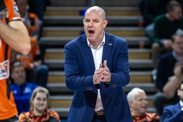 30.12.2023, Berlin, Volleyball: 1.Bundesliga, Maenner, 11. Spieltag, BR Volleys - Powervolleys Dueren, Max-Schmeling-Halle. Trainer Joel Banks der Berlin Volleys feuert sein Team an. BR Volleys - Powervolleys Dueren