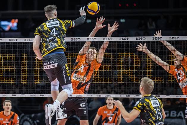 30.12.2023, Berlin, Volleyball: 1.Bundesliga, Maenner, 11. Spieltag, BR Volleys - Powervolleys Dueren, Max-Schmeling-Halle. Petr Spulak (l) von Powervolleys Dueren spielt den Ball gegen Berlins Timo Tammemaa. BR Volleys - Powervolleys Dueren