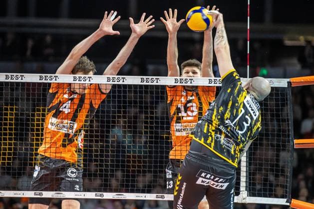 30.12.2023, Berlin, Volleyball: 1.Bundesliga, Maenner, 11. Spieltag, BR Volleys - Powervolleys Dueren, Max-Schmeling-Halle. Sebastian Gevert (r-l) von Powervolleys Dueren spielt den Ball gegen Berlins Block aus Ruben Schott und Timo Tammemaa. BR Volleys - Powervolleys Dueren