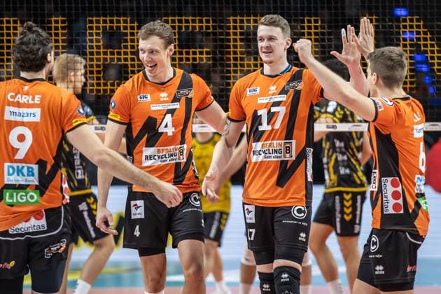 30.12.2023, Berlin, Volleyball: 1.Bundesliga, Maenner, 11. Spieltag, BR Volleys - Powervolleys Dueren, Max-Schmeling-Halle. Berlins Timothee Carle (l-r), Timo Tammemaa, Marek Sotola und Johannes Tille jubeln. BR Volleys - Powervolleys Dueren