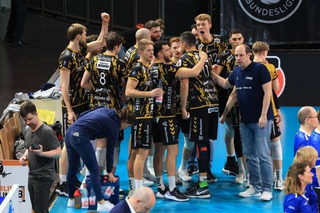 DEU, DVV, 1.VBL, BR Volleys vs. Dueren, 30.12.2023, Max-Schmeling-Halle, Berlin, DEU, DVV, 1.VBL, BR Volleys vs. Dueren, im Bild Cheftrainer Bjoern-Arne Alber (Dueren), Duerener-Spielerkreis Foto: Juergen Engler nordphoto GmbH
