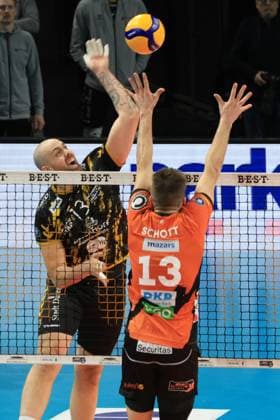 DEU, DVV, 1.VBL, BR Volleys vs. Dueren, 30.12.2023, Max-Schmeling-Halle, Berlin, DEU, DVV, 1.VBL, BR Volleys vs. Dueren, im Bild Ruben Schott (BR Volleys 13), Sebastian Gevert (Dueren 13) Foto: Juergen Engler nordphoto GmbH