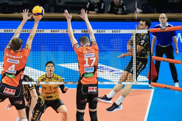 DEU, DVV, 1.VBL, BR Volleys vs. Dueren, 30.12.2023, Max-Schmeling-Halle, Berlin, DEU, DVV, 1.VBL, BR Volleys vs. Dueren, im Bild Timo Tammemaa (BR Volleys 4), Marek Sotola (BR Volleys 17), Shohei Nose (Dueren 3) Foto: Juergen Engler nordphoto GmbH