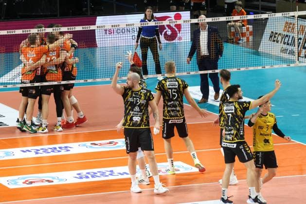 DEU, DVV, 1.VBL, BR Volleys vs. Dueren, 30.12.2023, Max-Schmeling-Halle, Berlin, DEU, DVV, 1.VBL, BR Volleys vs. Dueren, im Bild BR Volleys-Spielerkreis, Duerener-Spielerkreis Foto: Juergen Engler nordphoto GmbH