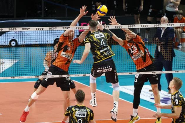 DEU, DVV, 1.VBL, BR Volleys vs. Dueren, 30.12.2023, Max-Schmeling-Halle, Berlin, DEU, DVV, 1.VBL, BR Volleys vs. Dueren, im Bild Timo Tammemaa (BR Volleys 4), Ruben Schott (BR Volleys 13), Petr Spulak (Dueren 4) Foto: Juergen Engler nordphoto GmbH