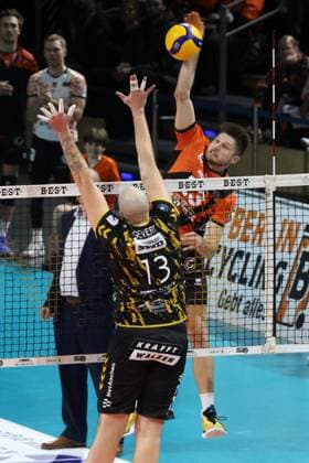 DEU, DVV, 1.VBL, BR Volleys vs. Dueren, 30.12.2023, Max-Schmeling-Halle, Berlin, DEU, DVV, 1.VBL, BR Volleys vs. Dueren, im Bild Ruben Schott (BR Volleys 13), Sebastian Gevert (Dueren 13) Foto: Juergen Engler nordphoto GmbH
