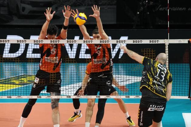 DEU, DVV, 1.VBL, BR Volleys vs. Dueren, 30.12.2023, Max-Schmeling-Halle, Berlin, DEU, DVV, 1.VBL, BR Volleys vs. Dueren, im Bild Neheimjah Mote (BR Volleys 5), Timothee Carle (BR Volleys 9), Sebastian Gevert (Dueren 13) Foto: Juergen Engler nordphoto GmbH