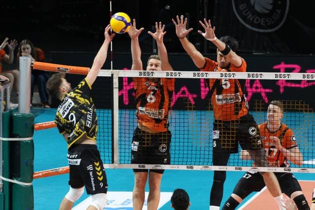 DEU, DVV, 1.VBL, BR Volleys vs. Dueren, 30.12.2023, Max-Schmeling-Halle, Berlin, DEU, DVV, 1.VBL, BR Volleys vs. Dueren, im Bild Johannes Tille (BR Volleys 6), Neheimjah Mote (BR Volleys 5),Marek Sotola (BR Volleys 17), Marcin Ernastowicz (Dueren 9) Foto: Juergen Engler nordphoto GmbH