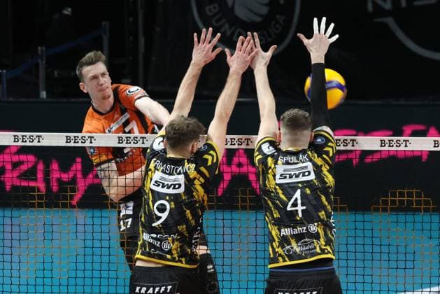 DEU, DVV, 1.VBL, BR Volleys vs. Dueren, 30.12.2023, Max-Schmeling-Halle, Berlin, DEU, DVV, 1.VBL, BR Volleys vs. Dueren, im Bild Marek Sotola (BR Volleys 17), Marcin Ernastowicz (Dueren 9), Petr Spulak (Dueren 4) Foto: Juergen Engler nordphoto GmbH