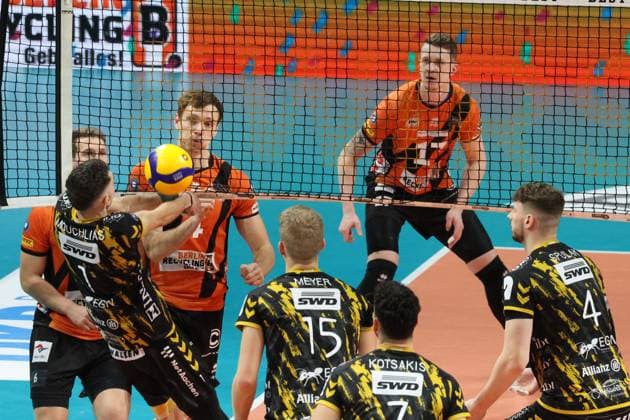 DEU, DVV, 1.VBL, BR Volleys vs. Dueren, 30.12.2023, Max-Schmeling-Halle, Berlin, DEU, DVV, 1.VBL, BR Volleys vs. Dueren, im Bild Johannes Tille (BR Volleys 6), Timo Tammemaa (BR Volleys 4), Marek Sotola (BR Volleys 17), Dimitrios Mouchlias (Dueren 1), Leo Meyer (Dueren 15) Foto: Juergen Engler nordphoto GmbH