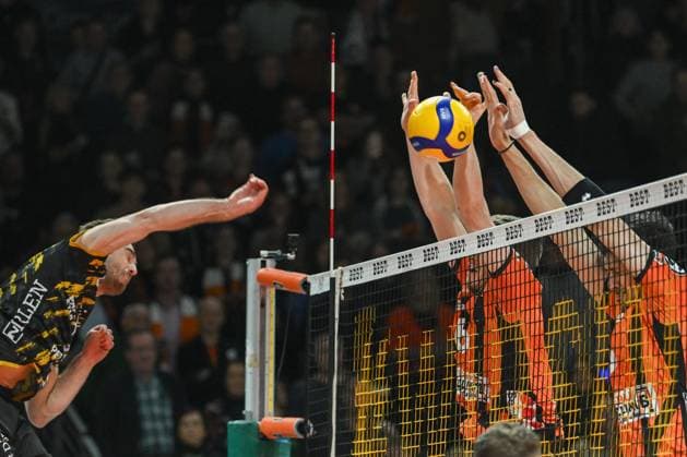 Berlin, Deutschland 30. Dezember 2023: 1. VBL - 2023 2024 - Berlin Recycling Volleys vs. SWD powervolleys Düren Im Bild: v. li. im Zweikampf Marcin Ernastowicz (SWD powervolleys Düren), Johannes Tille (BR Volleys), Nehemiah Mote (BR Volleys) Copyright: xFotostandx xReuhlx