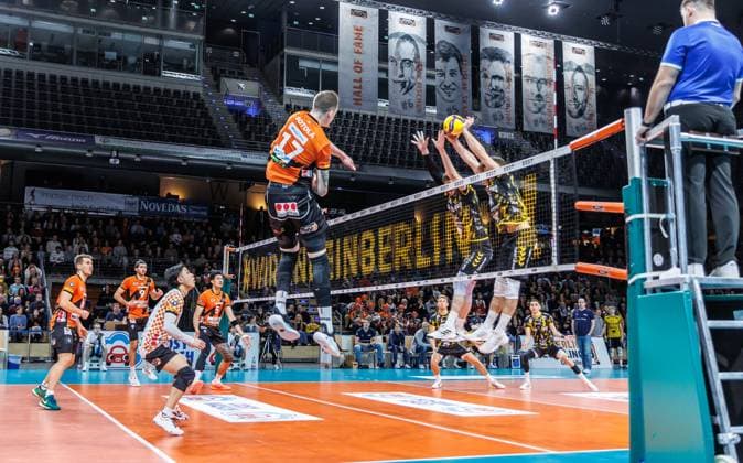 30.12.2023, Berlin, Volleyball: 1.Bundesliga, Maenner, 11. Spieltag, BR Volleys - Powervolleys Dueren, Max-Schmeling-Halle. Berlins Marek Sotola spielt den Ball gegen den Block aus Dueren. BR Volleys - Powervolleys Dueren