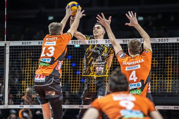 30.12.2023, Berlin, Volleyball: 1.Bundesliga, Maenner, 11. Spieltag, BR Volleys - Powervolleys Dueren, Max-Schmeling-Halle. Dimitrios Mouchlias (M) von Powervolleys Dueren spielt den Ball gegen Berlins Ruben Schott (l). BR Volleys - Powervolleys Dueren