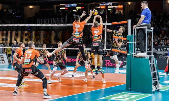 30.12.2023, Berlin, Volleyball: 1.Bundesliga, Maenner, 11. Spieltag, BR Volleys - Powervolleys Dueren, Max-Schmeling-Halle. Berlins Nehemiah Mote und Johannes Tille gehen zum Ball. BR Volleys - Powervolleys Dueren