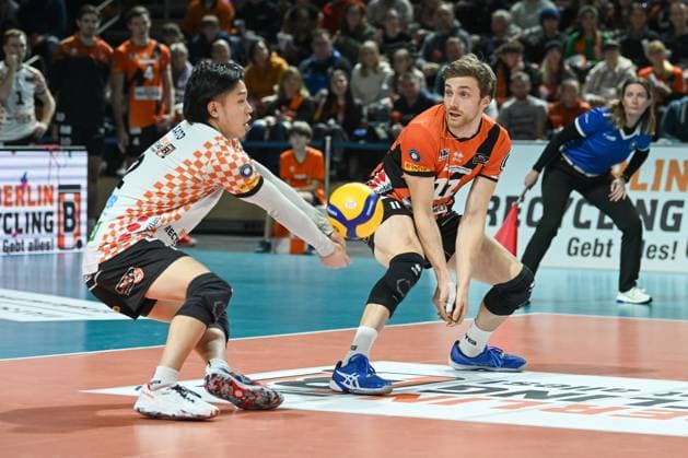 Berlin, Deutschland 30. Dezember 2023: 1. VBL - 2023 2024 - Berlin Recycling Volleys vs. SWD powervolleys Düren Im Bild: Satoshi Tsuiki (BR Volleys) nimmt den Ball, Cody Kessel (BR Volleys) sichert Copyright: xFotostandx xReuhlx