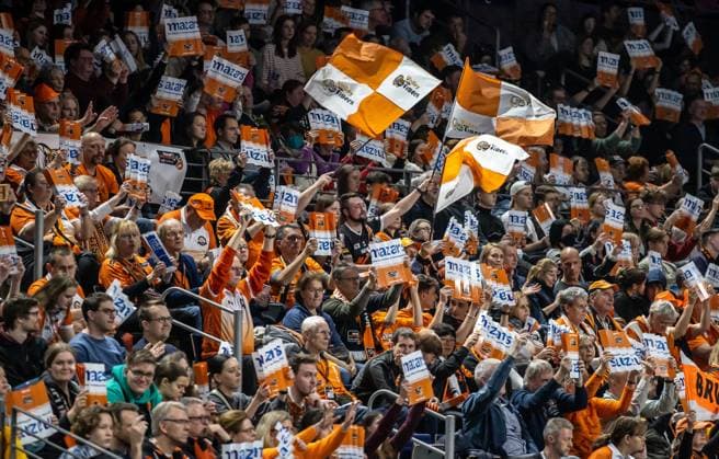 30.12.2023, Berlin, Volleyball: 1.Bundesliga, Maenner, 11. Spieltag, BR Volleys - Powervolleys Dueren, Max-Schmeling-Halle. Fans der Berlin Volleys feuern ihr Team mit Klatschpappen an. BR Volleys - Powervolleys Dueren