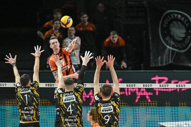 Berlin, Deutschland 30. Dezember 2023: 1. VBL - 2023 2024 - Berlin Recycling Volleys vs. SWD powervolleys Düren Im Bild: Marek Sotola (BR Volleys) schlägt über den Dürener Block v.li.: Dimitrios Mouchlias (SWD powervolleys Düren), Petr Spulak (SWD powervolleys Düren), Marcin Ernastowicz (SWD powervolleys Düren) Copyright: xFotostandx xReuhlx