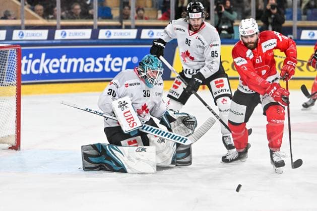 30.12.2023, Davos, Eisstadion Davos, Spengler Cup: HC Dynamo Pardubice - Team Canada, 30 goalkeeper Aaron Dell (Team Canada) against 61 Martin Kaut (Dynamo Pardubice) Davos Eisstadion Davos Graubünden Switzerland Copyright: xJustPictures.ch AndreaxBrancax jp-en-AnBr-AB_30122023_AAB_6083