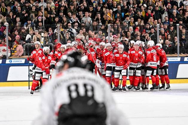 30.12.2023, Davos, Eisstadion Davos, Spengler Cup: HC Dynamo Pardubice - Team Canada, Pardubice celebrate Davos Eisstadion Davos Graubünden Switzerland Copyright: xJustPictures.ch AndreaxBrancax jp-en-AnBr-AB_30122023_AAB_6478