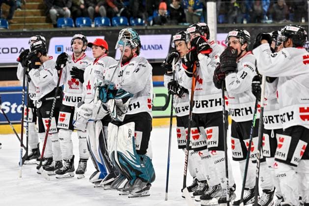 30.12.2023, Davos, Eisstadion Davos, Spengler Cup: HC Dynamo Pardubice - Team Canada, disappointed Canada players Davos Eisstadion Davos Graubünden Switzerland Copyright: xJustPictures.ch AndreaxBrancax jp-en-AnBr-AB_30122023_AAB_6495