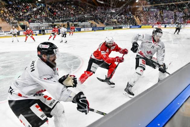 30.12.2023, Davos, Eisstadion Davos, Spengler Cup: HC Dynamo Pardubice - Team Canada, 61 Martin Kaut (Dynamo Pardubice) against 8 Jordie Benn (Team Canada) and 71 John Quenneville (Team Canada) Davos Eisstadion Davos Graubünden Switzerland Copyright: xJustPictures.ch AndreaxBrancax jp-en-AnBr-AB_30122023_DSC_7707