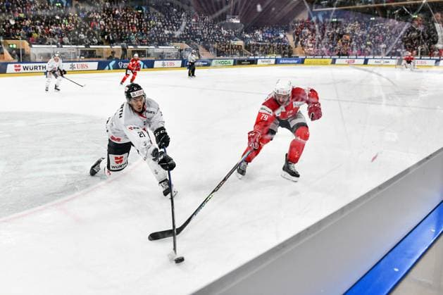 30.12.2023, Davos, Eisstadion Davos, Spengler Cup: HC Dynamo Pardubice - Team Canada, 21 Jonathan Ang (Team Canada) against 79 Tomas Zohorna (Dynamo Pardubice) Davos Eisstadion Davos Graubünden Switzerland Copyright: xJustPictures.ch AndreaxBrancax jp-en-AnBr-AB_30122023_DSC_7767