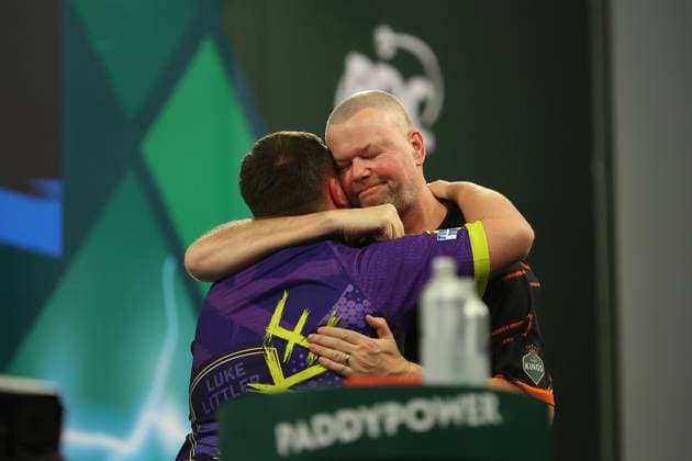Sport Themen der Woche KW52 Sport Bilder des Tages 30th December 2023, Alexandra Palace, London, England; 2023 24 PDC Paddy Power World Darts Championships Day 13 Evening Session; Luke Littler gets a hug from Raymond van Barneveld after defeating Raymond van Barneveld to reach the Quarter-Finals  ActionPlus12593193 JohnxPatrickxFletcher